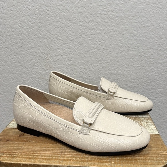 Vionic Newport Cream Leather Loafer Size 7 - Picture 2 of 8